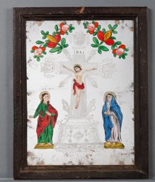 Spiegel mit Darstellung von Christus am Kreuz mit Maria und dem hl. Johannes Ev.