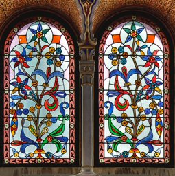 Doppelfenster mit orientalisierenden Blumenornamenten