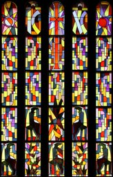 Vitrail géométrique avec croix et agneaux