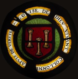 Médaillon avec un écu à trois colonnes